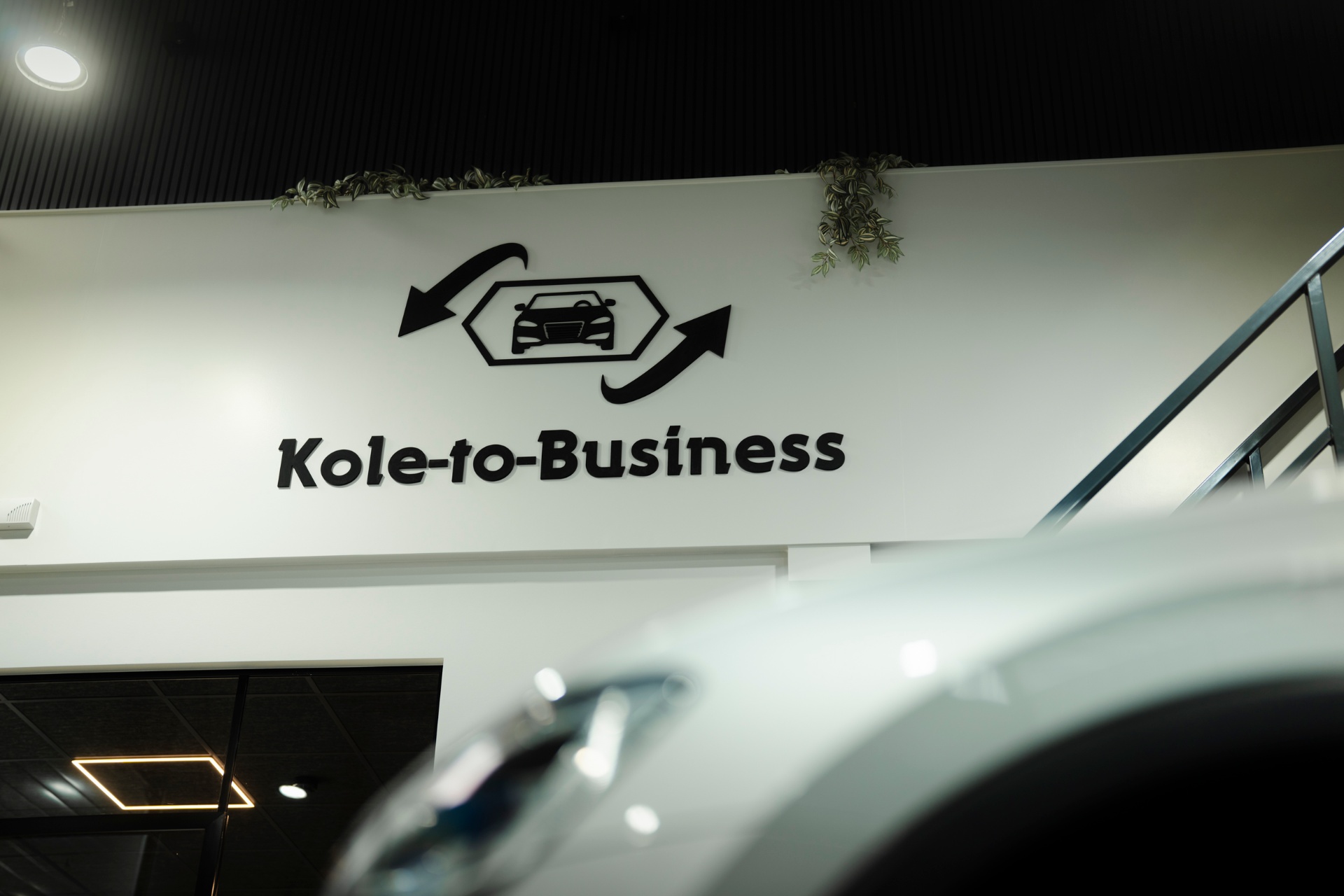 Kole-to-Business signing in de showroom